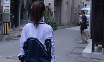 Xiuren秀人网 – 沙发上翻滚中发现卓芷伊EricA的连体衣写真集，真心觉得连衣服都有灵魂呢。