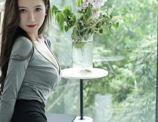 Xiuren秀人网 – 趁着夏天，邹晶晶的免费照片提醒我，买冰淇淋不能忘了买裤子！