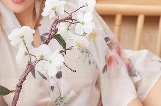 YouMi尤蜜荟 – 大家期待的！月音瞳的自我拍摄写真，乍一看直戳痛点。