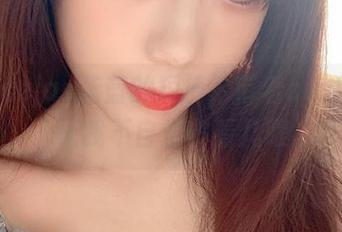 看！usejan蓝蓝的短裤，带着cos的气息，让我不自觉多看几眼。