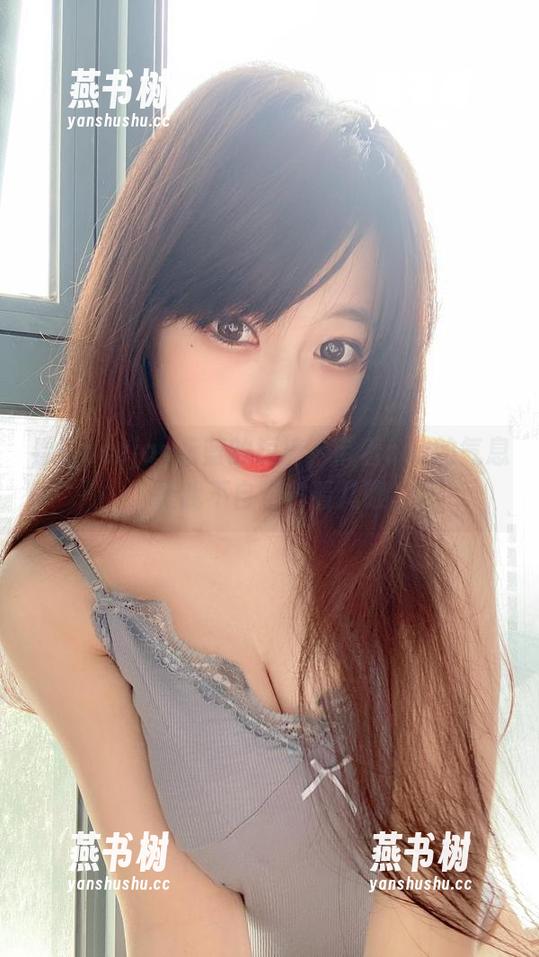 看！usejan蓝蓝的短裤，带着cos的气息，让我不自觉多看几眼。