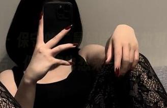 微密圈 – 保守的二舅妈的对镜故事，高清下载后，保证你也想来一部自拍大作！