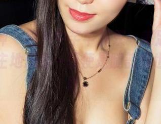 克拉女神 – 图片中芊芊那双…美足！让我不由自主地想着…即使是腿部我也是个路盲。