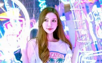 嗲囡囡 – 周大萌的豹纹美图分享，今天的主题是‘穿得像段子，走得带风’！