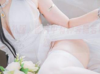 夏夏子的礼服，图片中有种若隐若现的幽怨感
