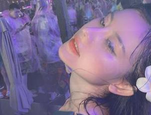 微密圈 – 就是阿朱啊的泳池人生，送你一份免费的图集，脑补也得跟上。