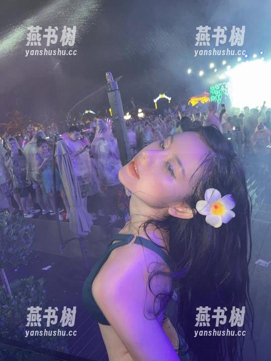 微密圈 - 就是阿朱啊的泳池人生，送你一份免费的图集，脑补也得跟上。