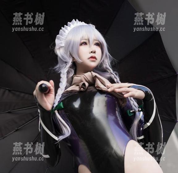 在抱走莫子的连体黑丝圣诞比基尼中，资源与性感完美交融，你懂的。