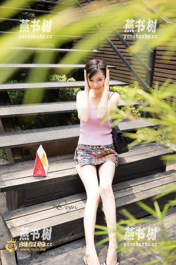 推女神 - 礼服可以很严肃，但梦娜Vanessa却偏偏不来这一套，快来找原图和图包，毕竟……这也太好玩了。