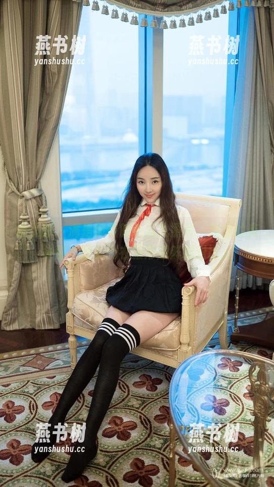 推女郎 - 满是细节的小九九照片，和我的床头那些散乱的衣服形成鲜明对比。