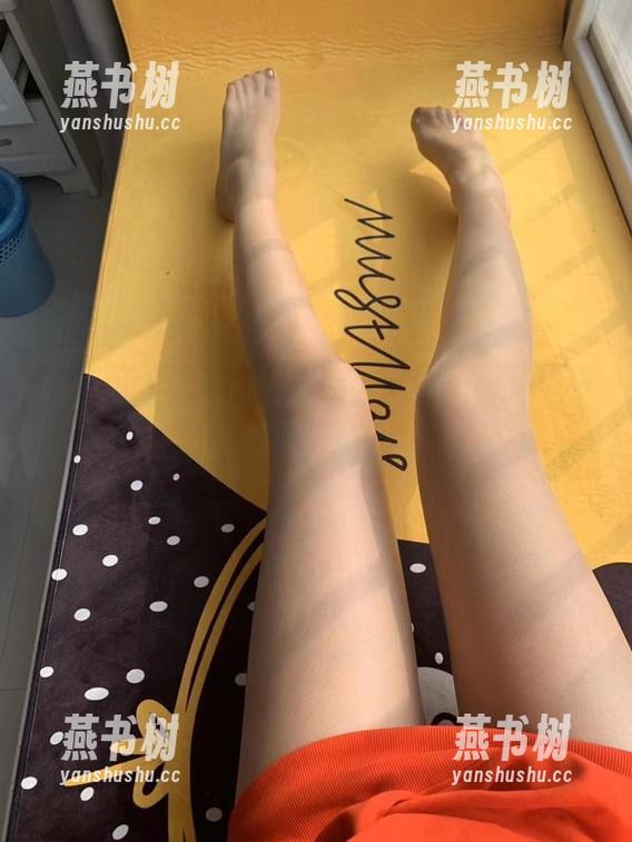 微密圈 - 提袜少女与运动：私拍照片里的低头与抬头