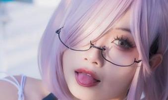 私拍中的清凉秘诀：末夜787白色泳装的魅力透视