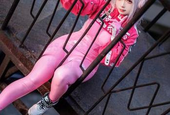 樱落Selena的灰丝COS，今天她的主题是优雅，但我只在意那袜子的颜色，哈哈。