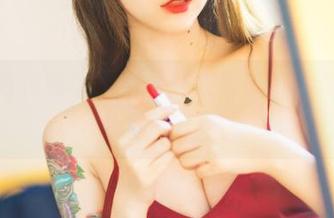 红色内衣舞动，洛丽塔大哥的高清写真让你大开眼界。