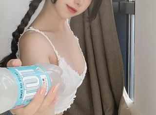 芋圆侑子的黑白写真，简约却神秘，无法捉摸。