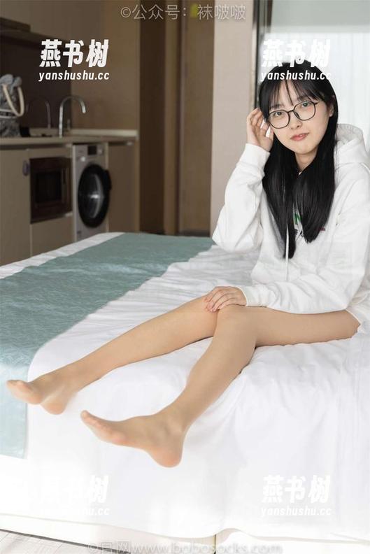 袜啵啵 - 熊熊展示女神风貌，私拍图片看得我忍不住多看几遍。