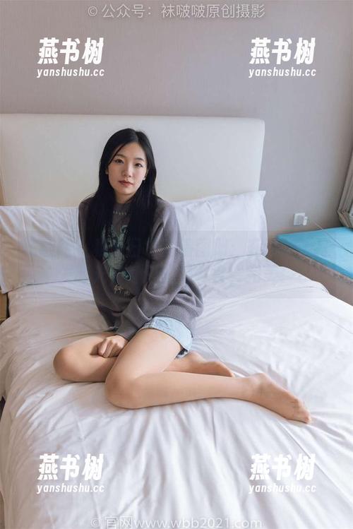 袜啵啵 - 稚予日常高清图册：在沙发上打发时光，身边一堆零食，完美！