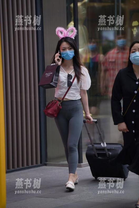 魔镜街拍 美腿美女出没,魔镜街拍最新美图,每一只腿都像在打招呼!