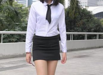 魔镜街拍的灰裙新图包，是我今天的小确幸