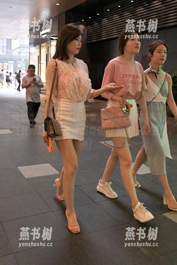 魔镜街拍独家免费合集：咖啡色丝袜高跟美女逛商场，那高跟鞋的叮当声好像在唱歌！