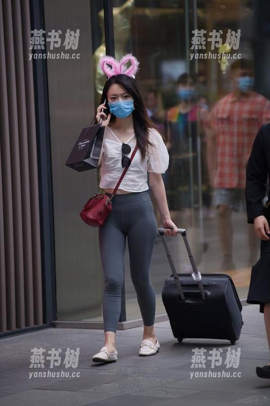 魔镜街拍 魔镜街拍又放出了免费图片,紧身裤女神让你眼前一亮。